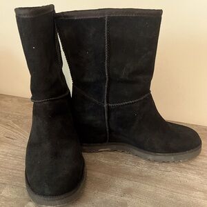 UGG Black Suede Classic Femme boots- SZ 6